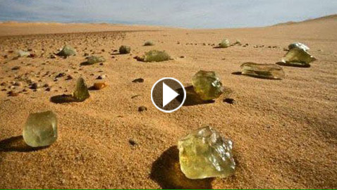 مادة غريبة متخفية بين مصر وليبيا أصلها من الفضاء.. فيديو وصور