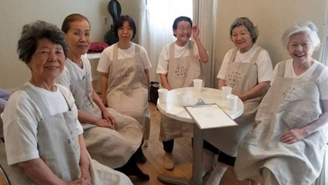 مقهى فريد من نوعه يوظف مصابين بالخرف للعمل في خدمة الزبائن