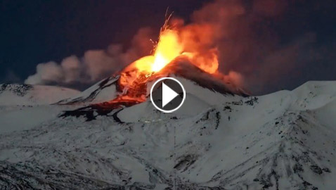 فيديو مشهد استثنائي.. أطول حمم بركانية بأوروبا تندفع محاطة بالثلوج!