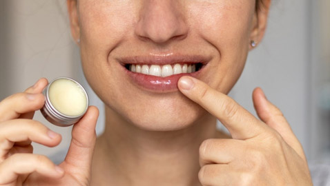 ما الذي يسبب اسمرار الشفاه؟.. اجعليها وردية بهذه الطرق