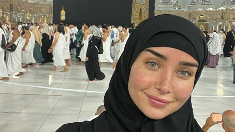 صور: هنا الزاهد تؤدي العمرة بعد طلاقها من أحمد فهمي