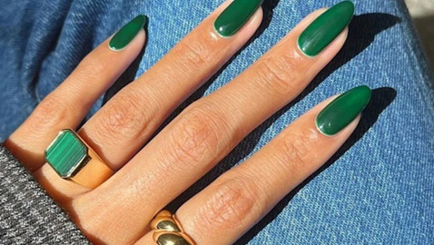 ألوان شتوية.. تضفي أناقة مريحة على أظافرك