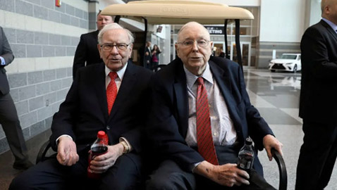 قصة حياة عملاق الاستثمار تشارلي مونغر وعلاقته بالملياردير وارن بافيت