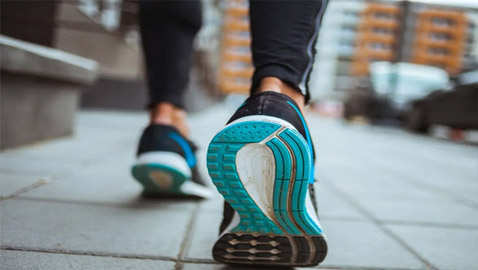 المشي بهذه الطريقة يقلل من دهون البطن.. فلتجربوها!