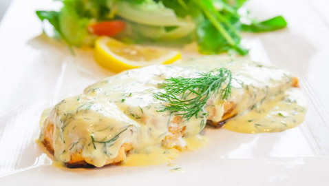 إليكم طريقة تحضير سمك فيليه بالبطاطس بصوص الزبدة الغني والشهي