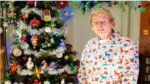 سبعيني يحتفل بالكريسماس بآلاف قطع الزينة ويحصل على لقب مميز