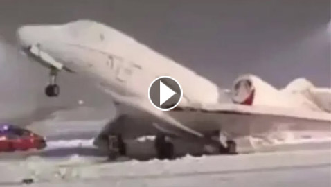 الثلوج ألصقت ذيلها بالأرض.. طائرة ركاب تتجمد في ميونيخ ألمانيا