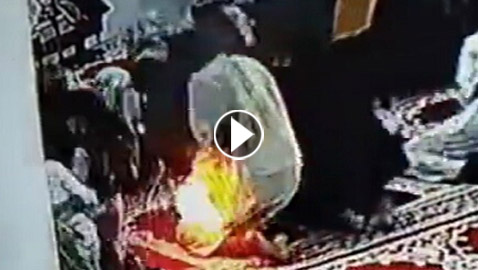 النار تشتعل بشكل مفاجئ وغامض في يمني يصلي في المسجد! ما الذي حدث؟