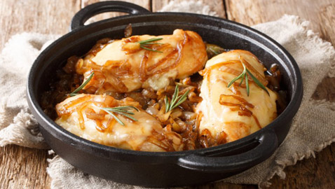 إليكم طريقة تحضير الدجاج بالبصل بالفرن