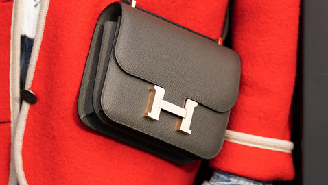 الأقدم والأكثر أناقة.. لماذا تعشق الكثيرات حقيبة «Hermès Constance»؟