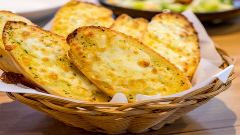إليكم طريقة تحضير خبز الثوم المقرمش بجبن القشقوان بالطعم المدهش