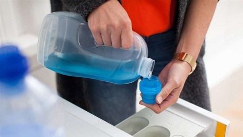 لهذه الأسباب.. لا يجب خلط مُنعم الأقمشة بمسحوق الغسيل