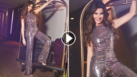 فيديو نانسي عجرم تخطف الأنظار بجمبسوت فضي لامع وأساور مموجة