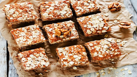 إليكم طريقة تحضير كعكة الشوفان بالتمر الشهية