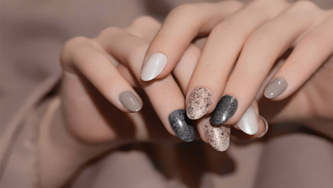 أجمل ألوان مناكير لحفلة رأس السنة 2024