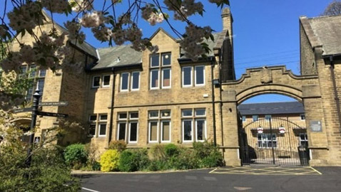 مدرسة بريطانية تكسر تقليداً عمره 500 عام