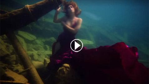 عارضة أزياء شجاعة تظهر كـ حورية البحر تحت اعماق المياه المتجمدة.. فيديو وصور