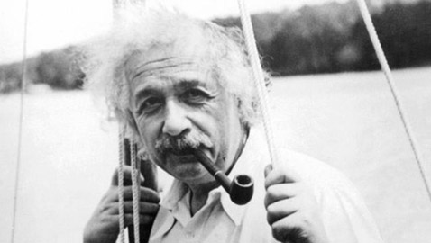 قصة حياة اينشتاين.. عبقري غير مفاهيم الحياة