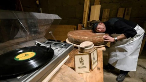 صانع جبن سويسري يشغل الموسيقى لأجبانه لسببٍ غريب!