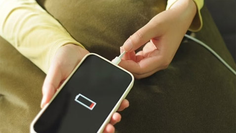 موظف سابق في آبل يكشف عن أفضل الحيل لتوفير عمر بطارية آيفون!