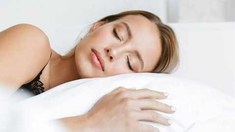 8 أسباب تجعل النوم بالمكياج خطراً على البشرة