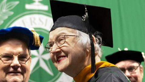 في التسعين.. جدة تحقق حلمها بالحصول على شهادة الماجستير