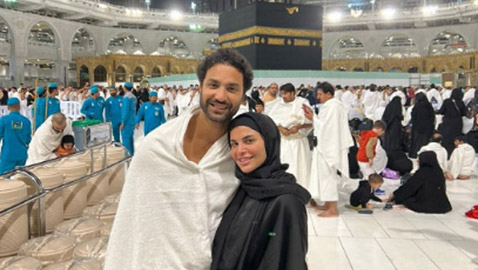 كريم فهمي يؤدي مناسك العمرة مع زوجته