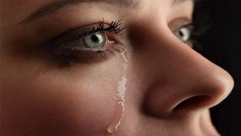 لدموع النساء رائحة.. لن تتخيل ما تفعله بالرجال.. تأثيرها صادم!