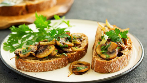 مقبلات إيطالية سهلة ولذيذة.. طريقة تحضير بروشكيتا الفطر بالبصل