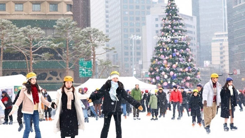 سول تستقبل أول كريسماس يكسوه الثلج منذ 8 سنوات