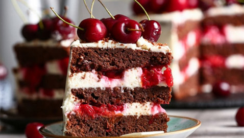 اليكم طريقة تحضير كيك الشوكولاتة بالكرز والكريمة