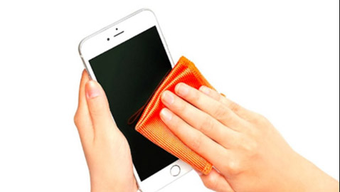 تعرف على أهم الخطوات لتنظيف شاشة الهاتف الذكي