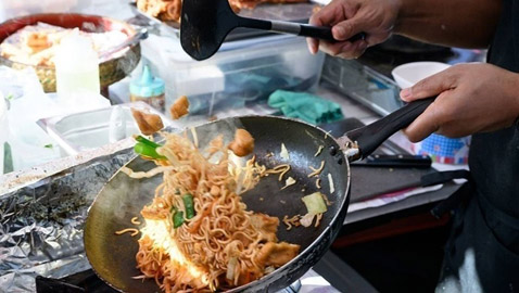 لهذا السبب.. لا تطفئ حرائق الزيوت بالماء