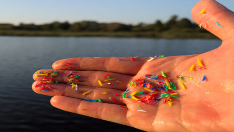 ابتكار مغناطيس يلتقط المواد البلاستيكية الدقيقة في الماء