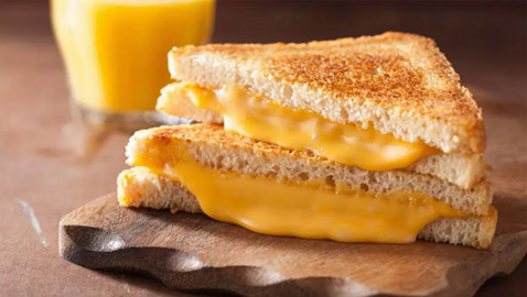 سبب غريب لن تصدقه وراء عشقك للأجبان!