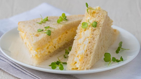 إليكم طريقة تحضير ساندويش سلطة البيض بالمايونيز.. سهلة وشهية