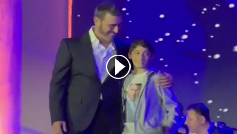 أصغر معجب يقتحم المسرح معانقا كاظم الساهر ويطالب بصورة سيلفي معه.. فيديو