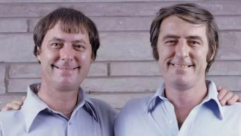 توأم ينفصلان عند الولادة ويكتشفان مفاجأة بعد 39 عاماً