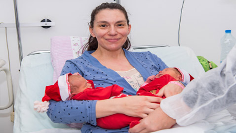 صور: ولادة طفلتين توأمين.. في سنتين مختلفتين!