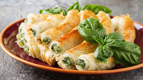 إليكم طريقة تحضير فطيرة السبانخ بالجبن بعجينة الفيلو