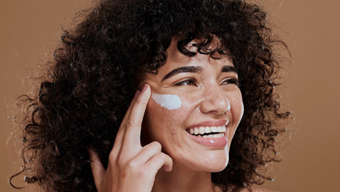 طرق بسيطة لتحسين صحة بشرتك في شهر يناير