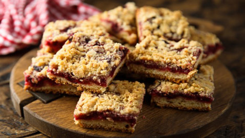 إليكم طريقة تحضير كعكة محشية بالمربى.. سهلة ولذيذة