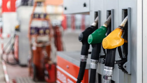 سرق محطة وقود.. ودفع ثمن عبوة مشروبات قبل المغادرة!