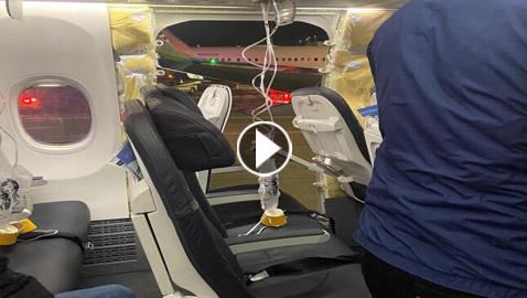 حادث ولا أغرب.. فيديو لحظة انفجار نافذة طائرة في الهواء