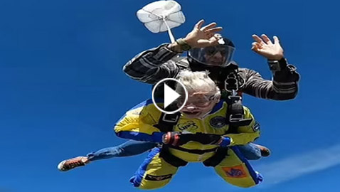 مسنة أمريكية تحتفل بعيد ميلادها الـ100 بالقفز المظلي.. فيديو