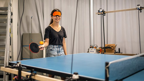 مكفوف يلعب تنس الطاولة.. ابتكار طالبة أسترالية (صور)