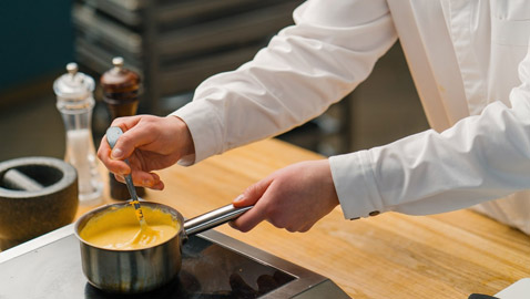 كما في المطاعم.. حضري صلصة الجبنة بهذه الطريقة