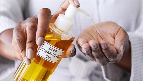 هذا ما يحدث لبشرتك عند تنظيفها بالزيت