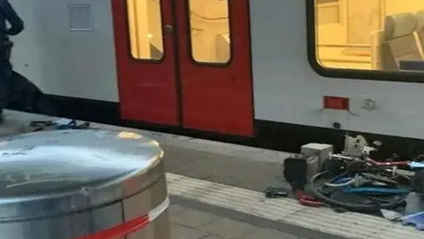 مسنة وقعت بكرسيها المتحرك على سكة قطار فمر فوقها.. ونجت!