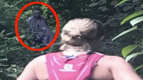 الويل لمن يراه.. لقطات مرعبة لعداءة تمر قرب (شبح مقاتل) بغابة مطيرة